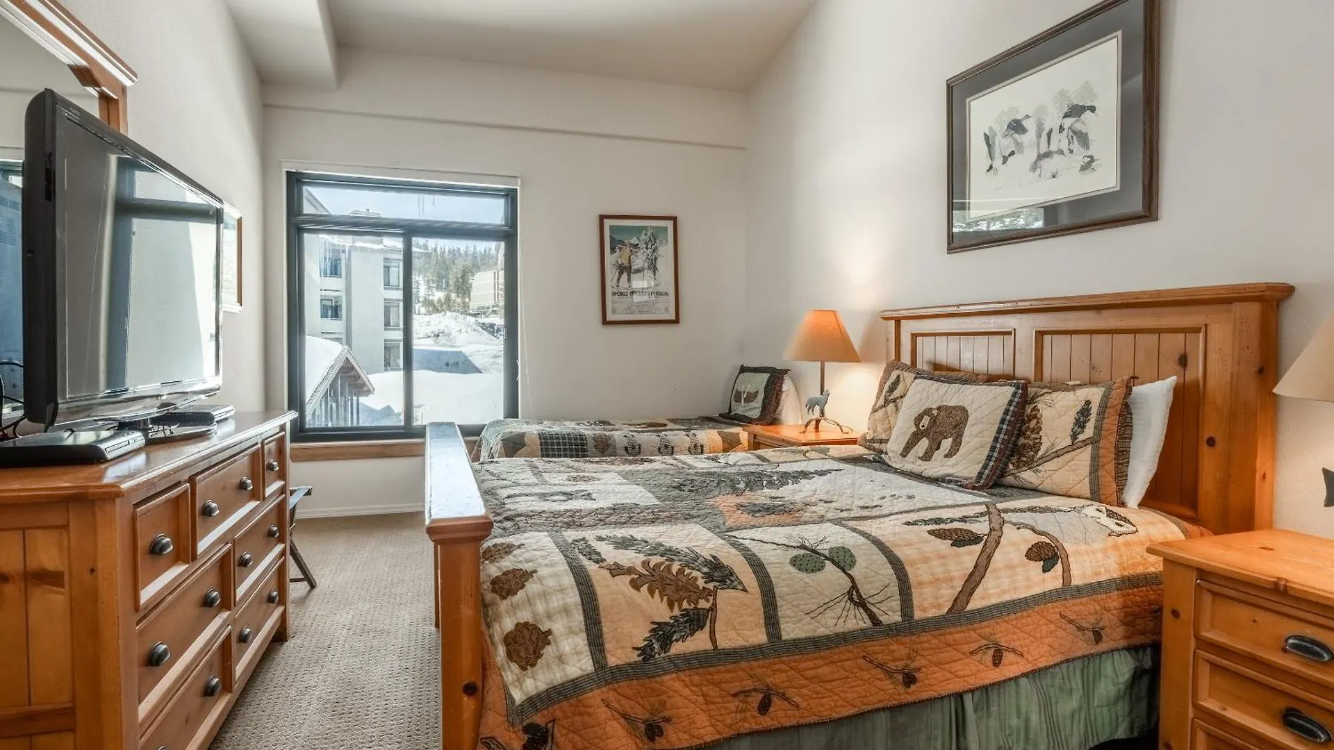 Silverbear #41 - 2 Bedrm + Loft / 3 Bathrm 1/2 Block To Canyon Lodge! Slps 8 Mammoth Lakes