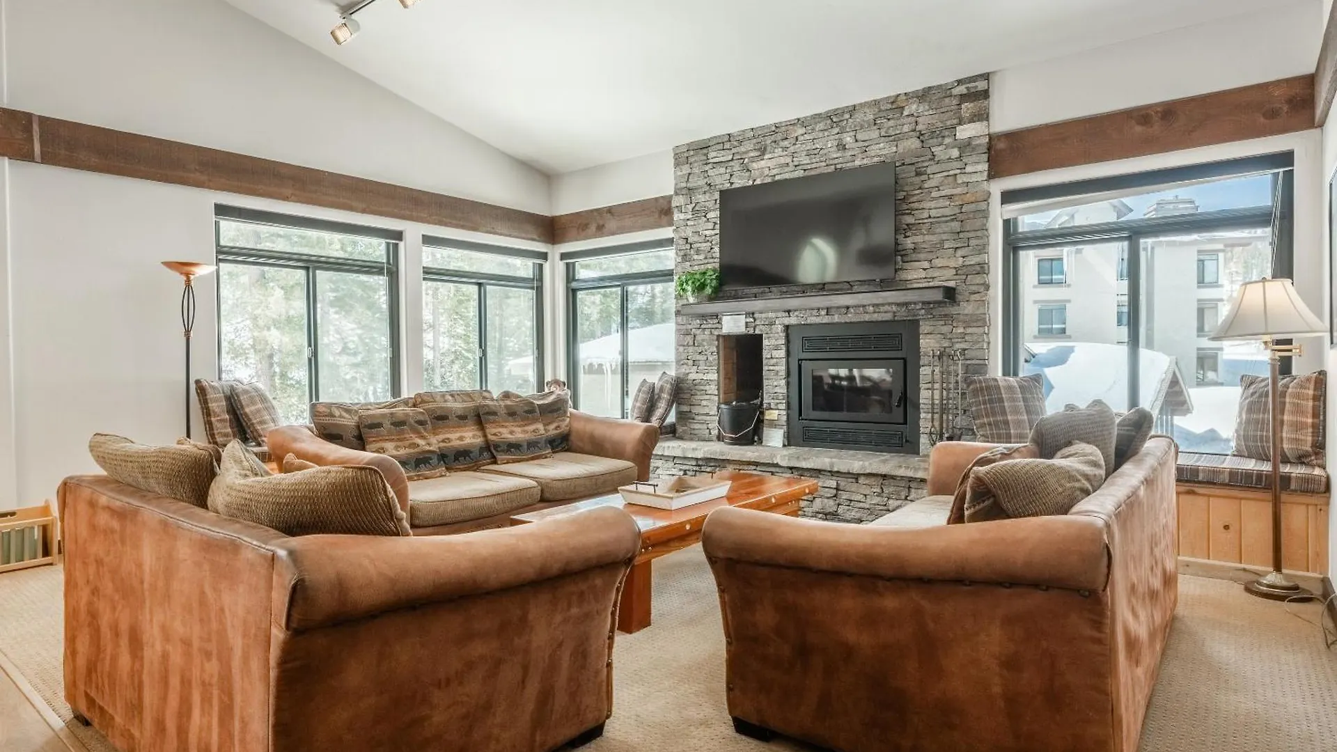Silverbear #41 - 2 Bedrm + Loft / 3 Bathrm 1/2 Block To Canyon Lodge! Slps 8 location